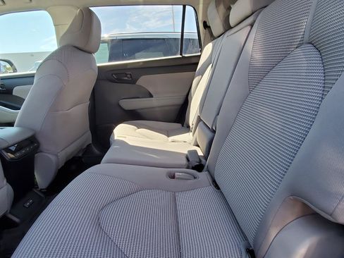 Used 2023 Toyota Highlander LE FWD image 5