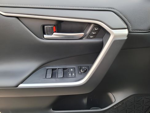 Used 2021 Toyota RAV4 Limited image 24