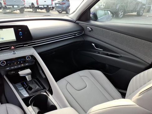 Used 2025 Hyundai Elantra Limited w/ Cargo Package image 13