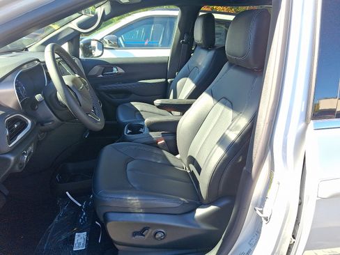 New 2026 Chrysler Voyager LX image 8