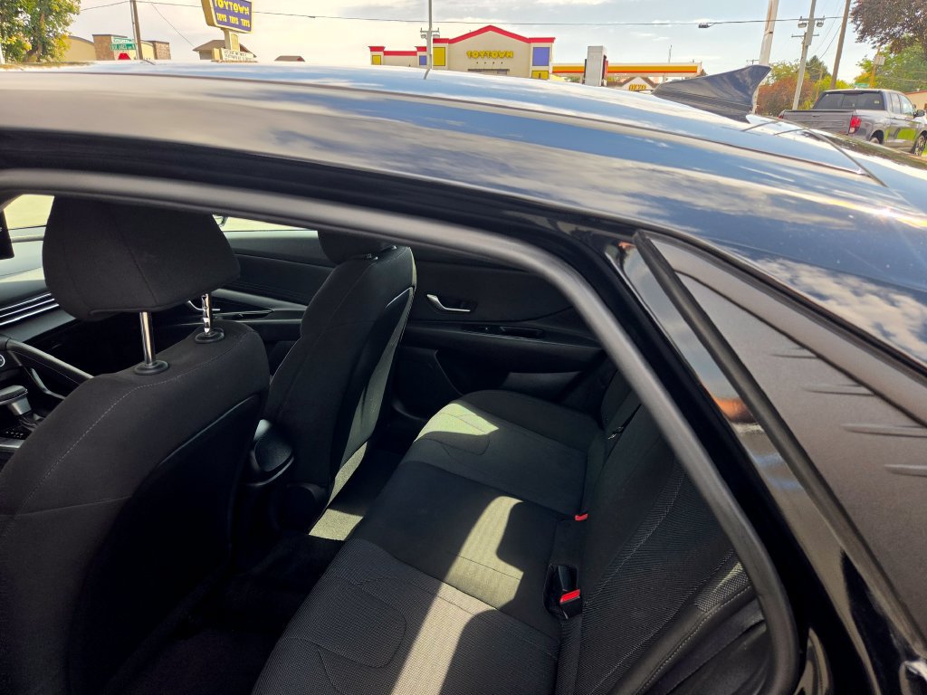 Used 2023 Hyundai Elantra SE FWD image 18