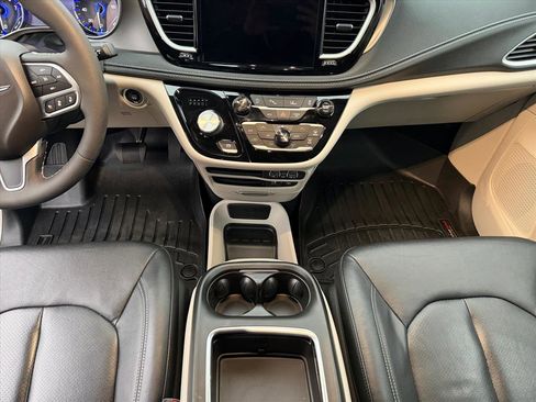 Used 2022 Chrysler Pacifica Touring-L image 16