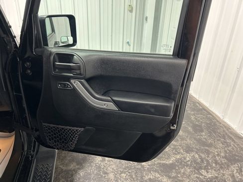 Used 2018 Jeep Wrangler Unlimited Sahara AWD/4WD image 15