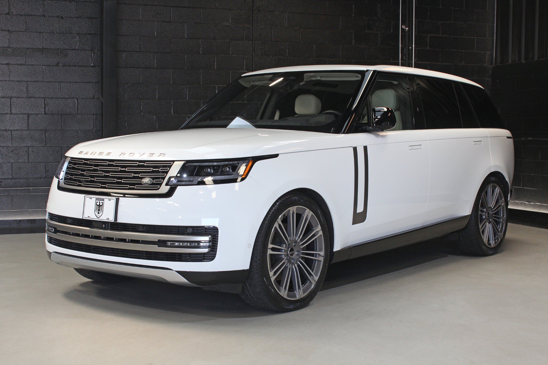 Used 2023 Land Rover Range Rover Long Wheelbase SE AWD/4WD image 4