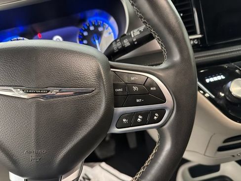 Used 2022 Chrysler Pacifica Touring-L FWD image 13