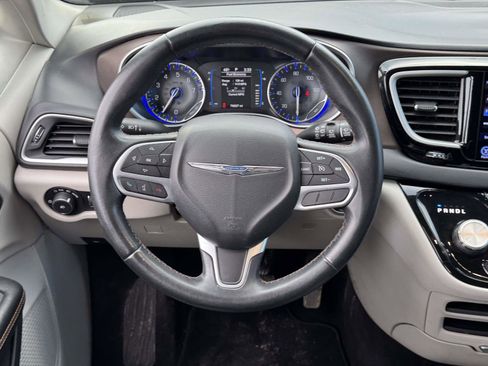 Used 2017 Chrysler Pacifica Touring-L image 12