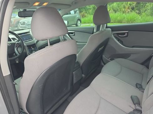 Used 2015 Hyundai Elantra SE w/ Option Group 02 FWD image 10