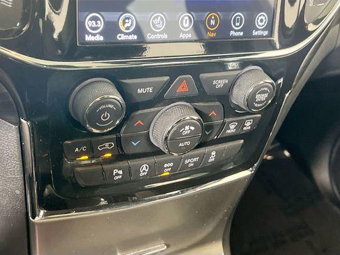 Used 2022 Jeep Grand Cherokee Laredo X image 16