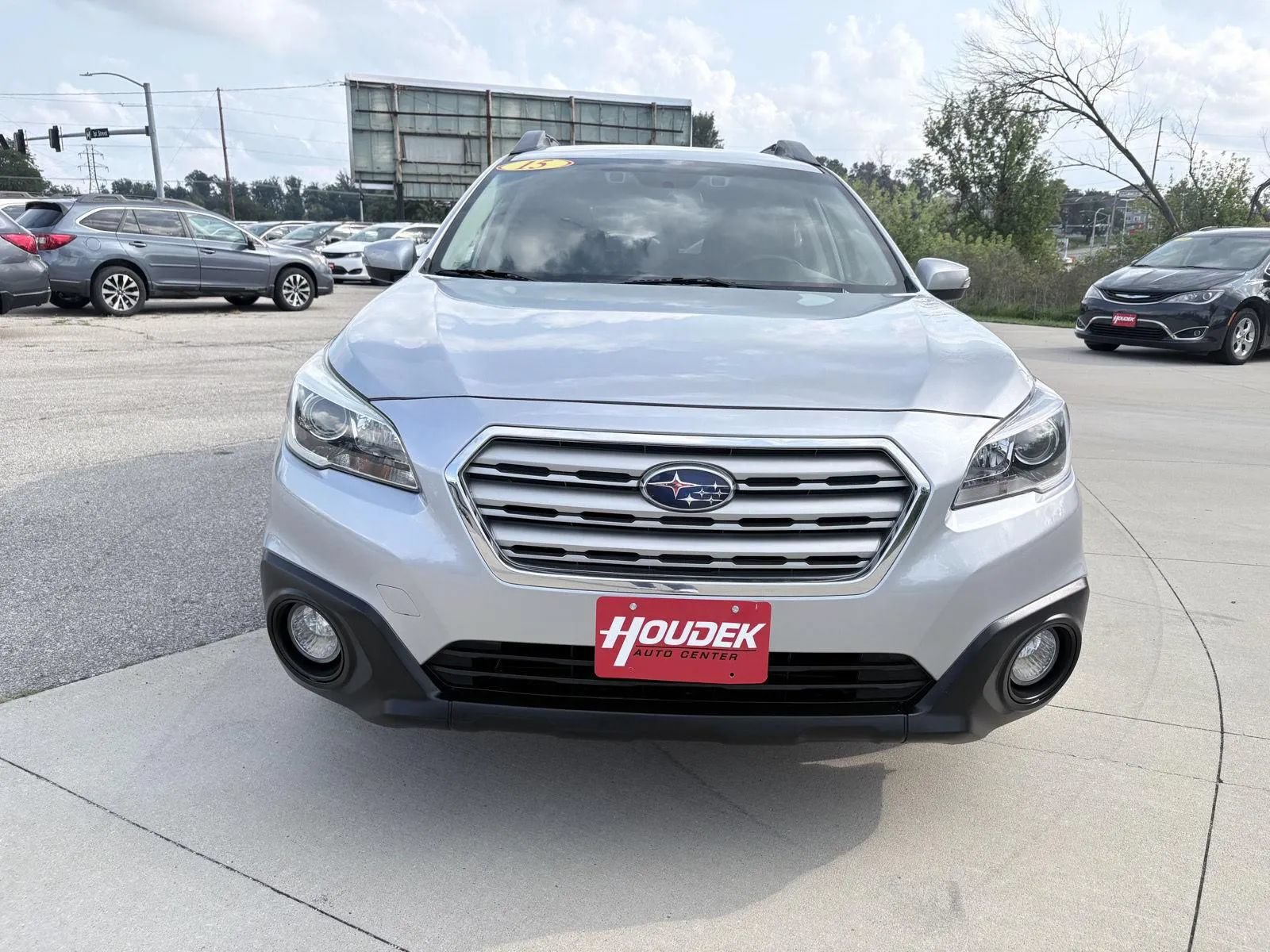Used 2015 Subaru Outback 2.5i Premium AWD/4WD image 2