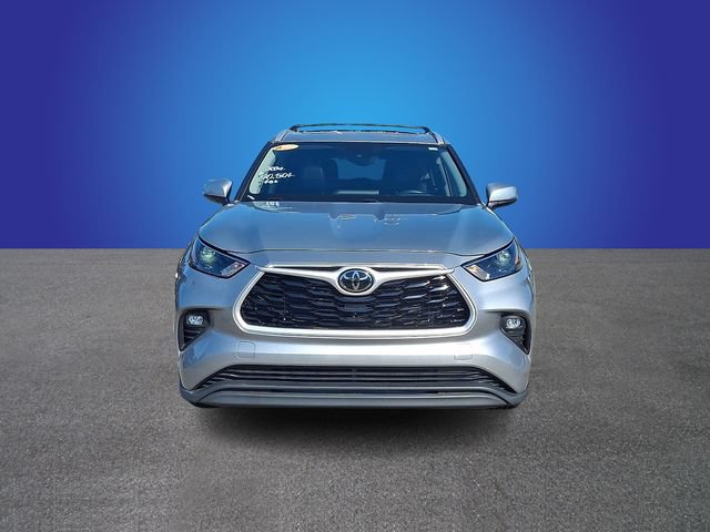 Used 2024 Toyota Highlander XLE FWD image 2