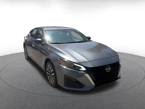 Used 2025 Nissan Altima 2.5 SV FWD image 3