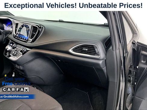 Used 2021 Chrysler Pacifica Touring w/ S Appearance Package FWD image 17
