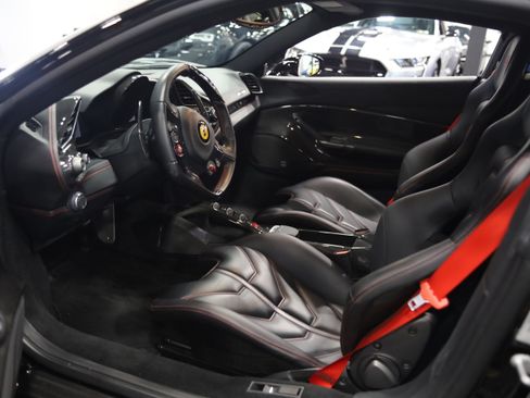 Used 2016 Ferrari 488 GTB RWD image 15
