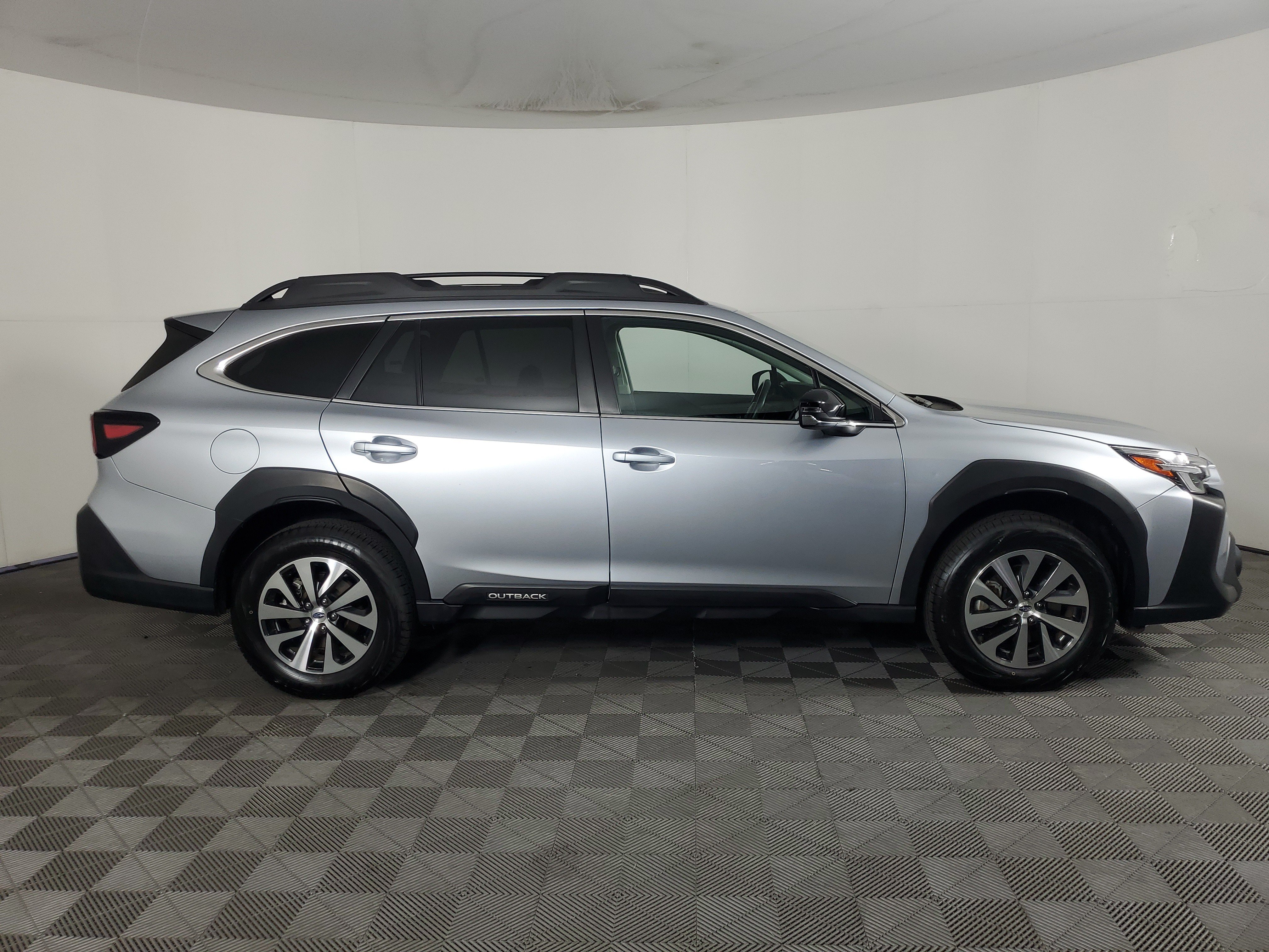 Used 2025 Subaru Outback Premium AWD/4WD image 3