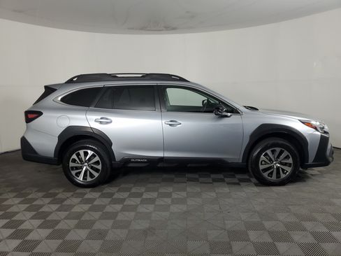 Used 2025 Subaru Outback Premium AWD/4WD image 3