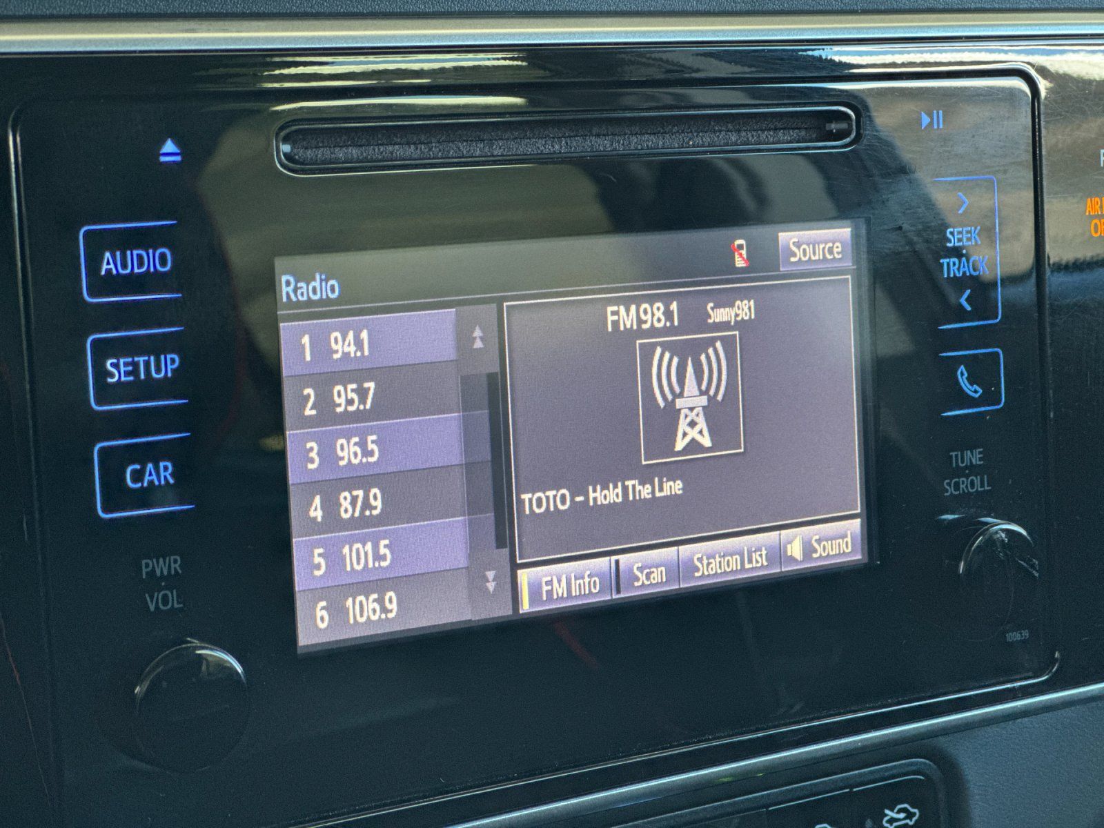 Used 2017 Toyota Corolla LE FWD image 15