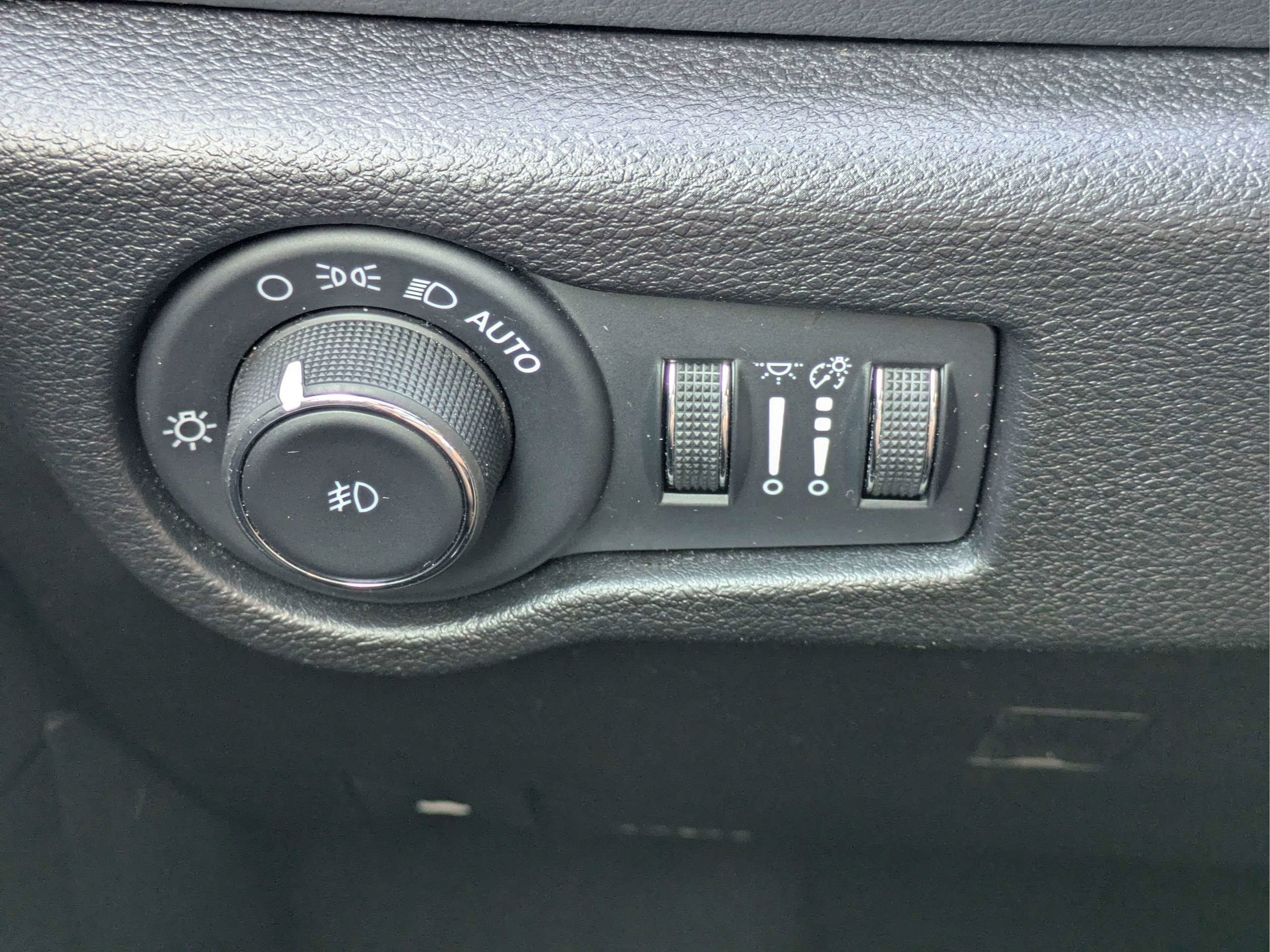 Used 2025 Chrysler Pacifica Select FWD image 29