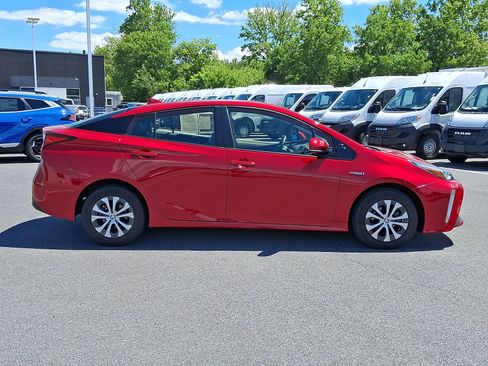 Used 2019 Toyota Prius XLE AWD/4WD image 4