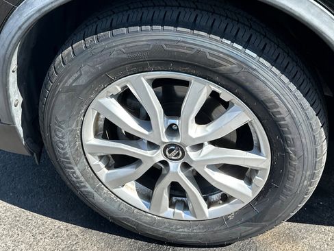 Used 2017 Nissan Rogue SV FWD image 4