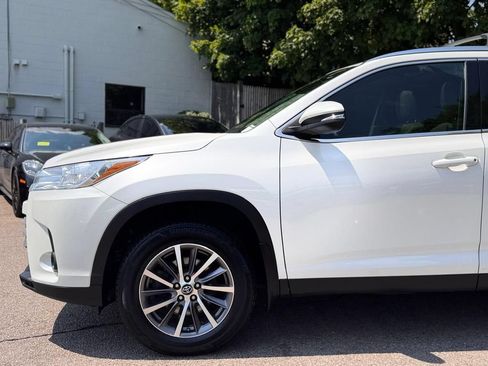 Used 2019 Toyota Highlander XLE AWD/4WD image 10