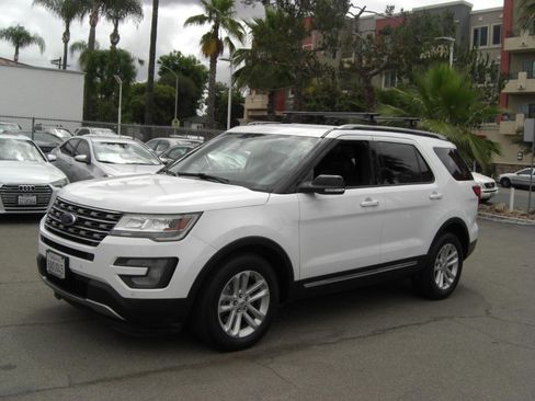 Used 2017 Ford Explorer XLT w/ Equipment Group 202A FWD image 3
