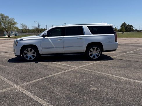 Used 2019 Cadillac Escalade ESV Luxury AWD/4WD image 13