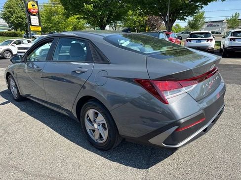 Used 2025 Hyundai Elantra SE FWD image 13