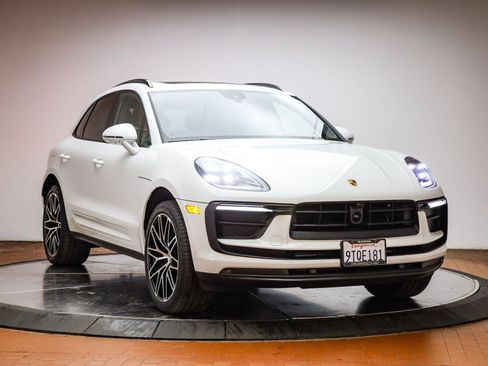 Certified 2025 Porsche Macan image 14
