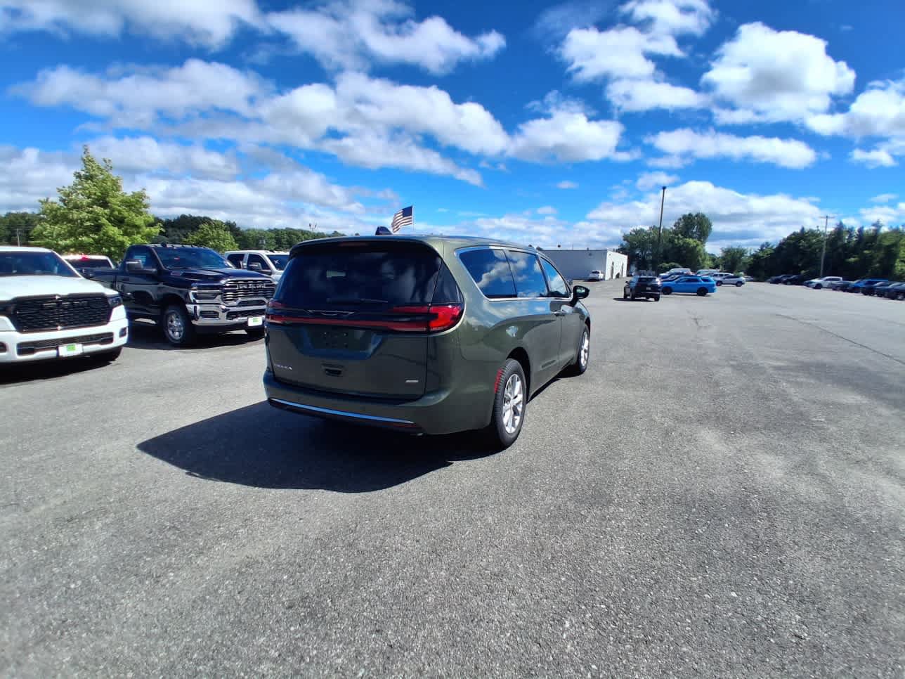 New 2027 Chrysler Pacifica Select AWD/4WD image 4