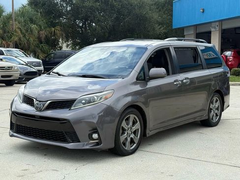 Used 2019 Toyota Sienna SE image 22