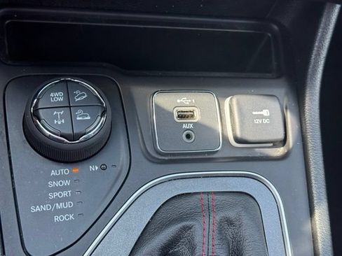 Used 2022 Jeep Cherokee Trailhawk w/ Premium Leather Package AWD/4WD image 37