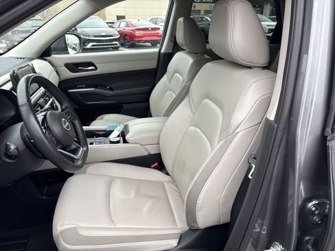 Used 2024 Nissan Pathfinder SL image 14