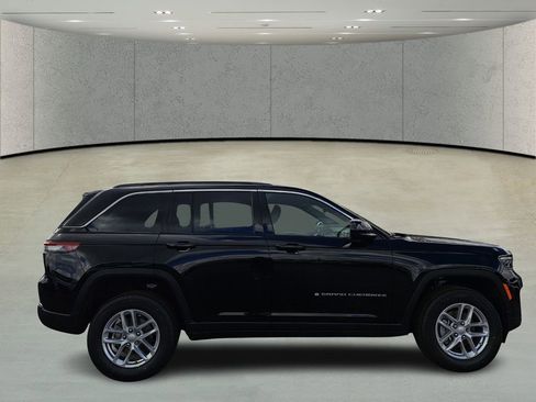 New 2026 Jeep Grand Cherokee Laredo image 4