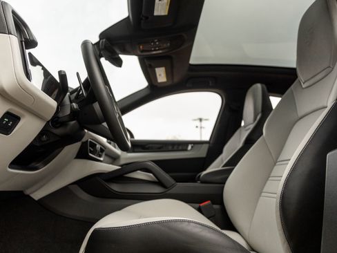 New 2025 Porsche Cayenne E-Hybrid Coupe AWD/4WD image 24