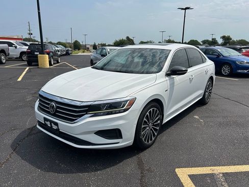 Used 2022 Volkswagen Passat 2.0T FWD image 3