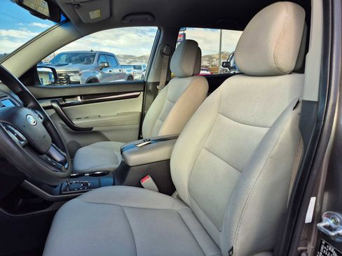 Used 2013 Kia Sorento LX w/ Convenience Pkg image 17