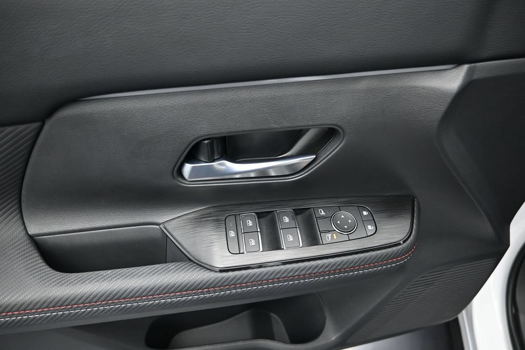 Used 2025 Nissan Kicks SR FWD image 10