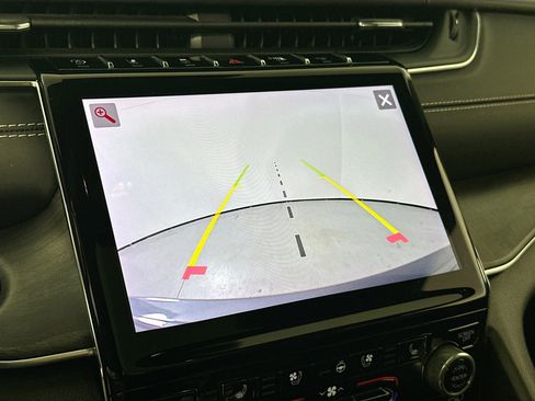 Used 2022 Jeep Grand Cherokee Overland w/ Luxury Tech Group IV image 14