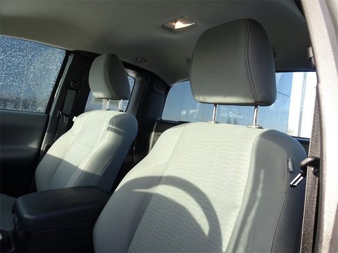 Used 2018 Toyota Tacoma SR image 10