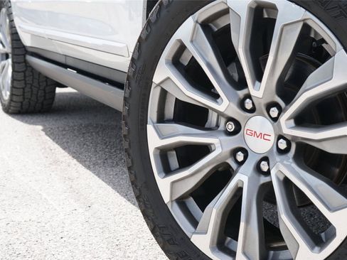 Used 2021 GMC Yukon Denali w/ Denali Ultimate Package AWD/4WD image 2