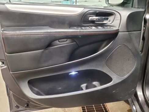 Used 2016 Dodge Grand Caravan R/T image 19