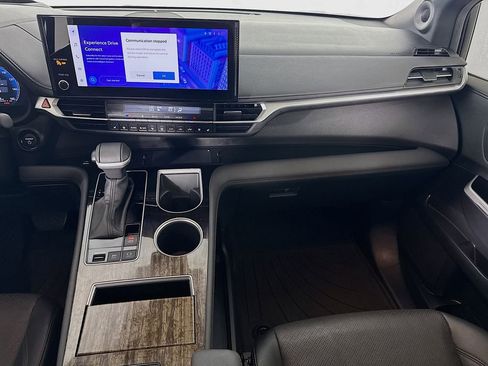 Used 2025 Toyota Sienna Platinum image 28