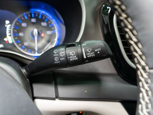 Used 2024 Chrysler Pacifica Touring-L image 27