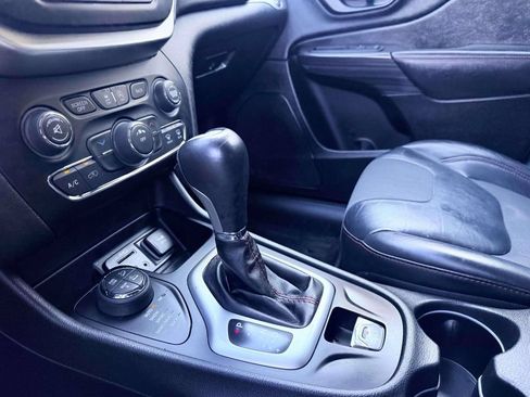 Used 2016 Jeep Cherokee Trailhawk w/ Cold Weather Group AWD/4WD image 22