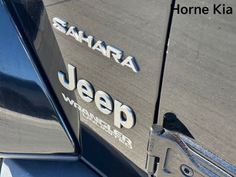Used 2018 Jeep Wrangler Unlimited Sahara AWD/4WD image 29