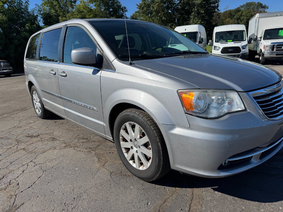 Used 2014 Chrysler Town & Country Touring FWD image 12