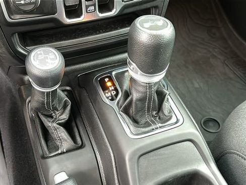 Used 2024 Jeep Wrangler Unlimited w/ Convenience Group image 17