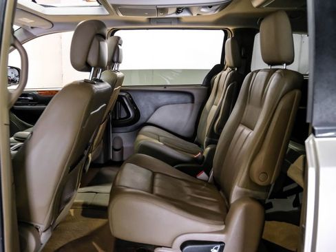 Used 2016 Chrysler Town & Country Touring-L FWD image 40