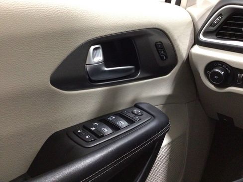 Used 2023 Chrysler Pacifica Touring-L FWD image 16
