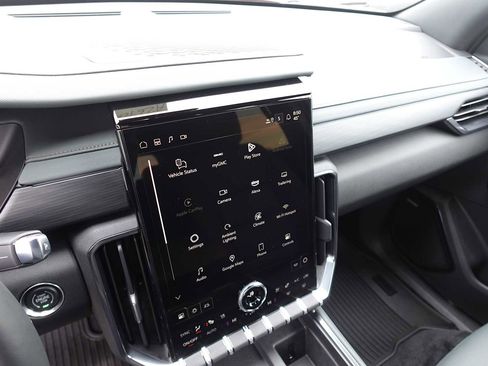 Used 2025 GMC Acadia AT4 w/ Luxury Package image 19